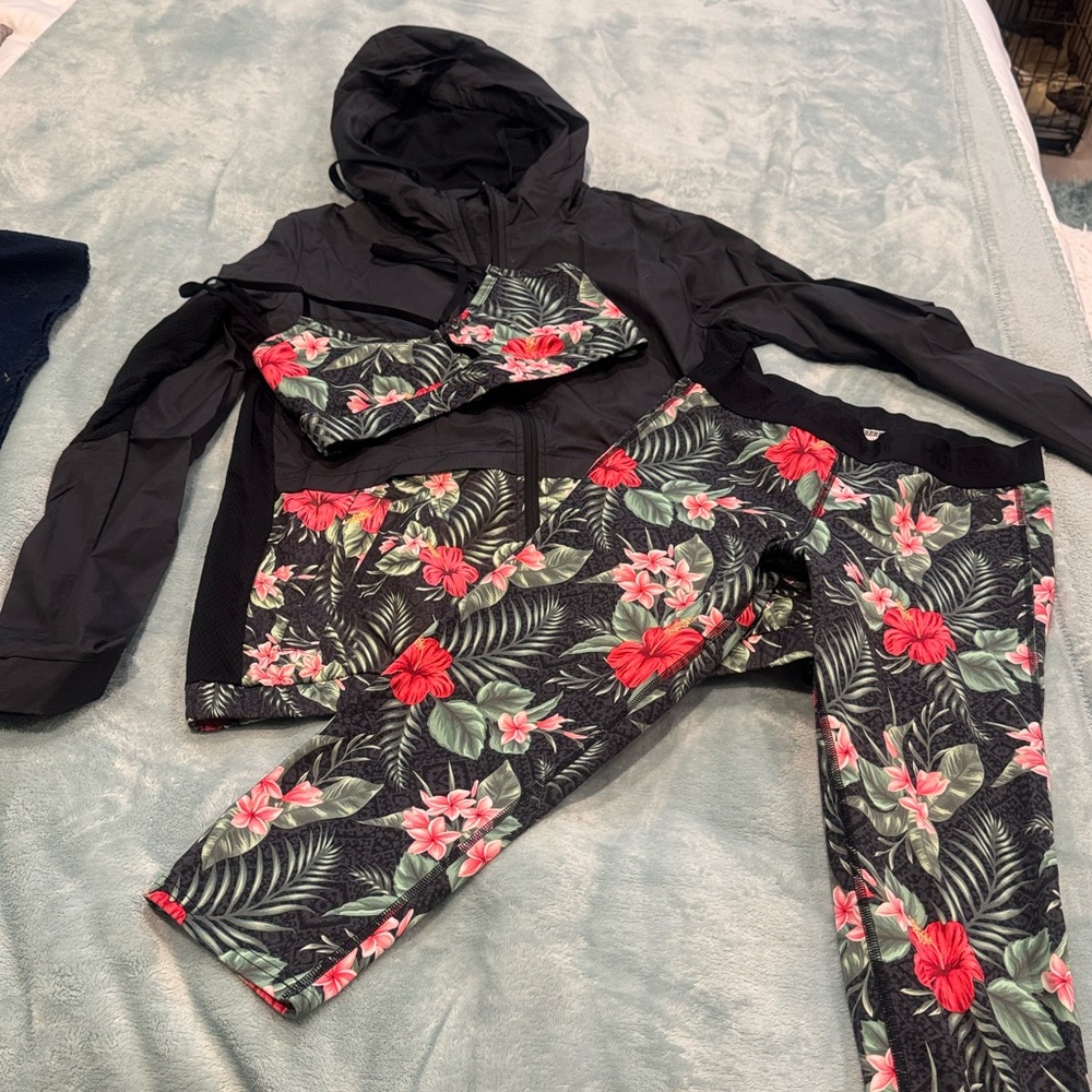 Hawaiian print Activewear Set with Jacket, leggings and sports bra.